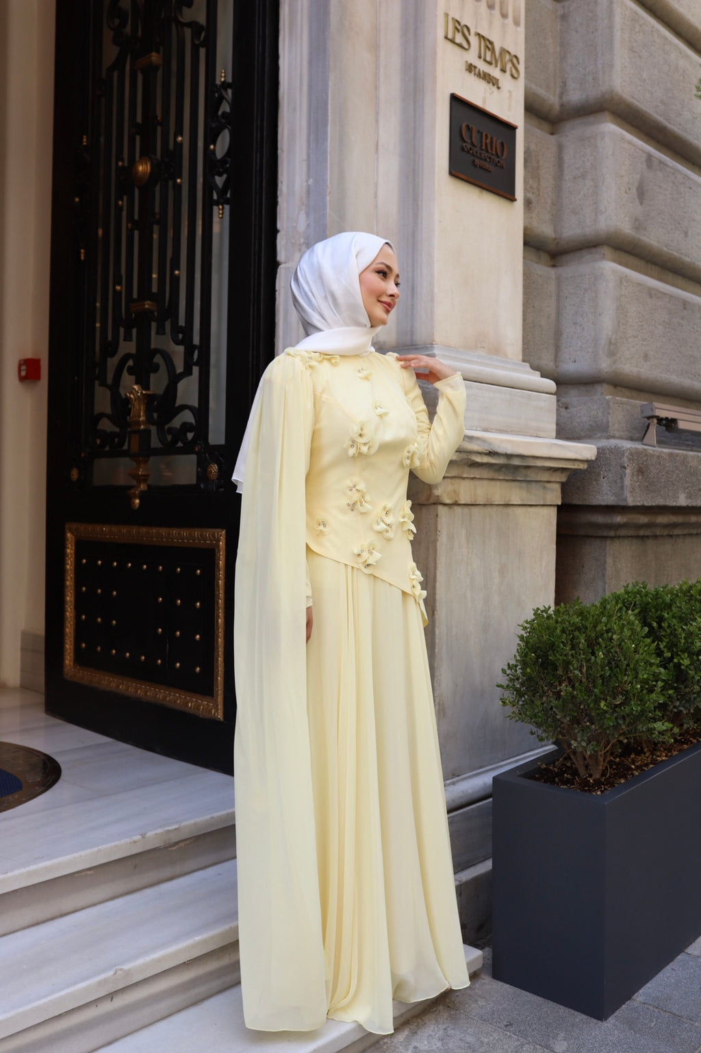 Gül detaylı  bella abaya-limon sarısı