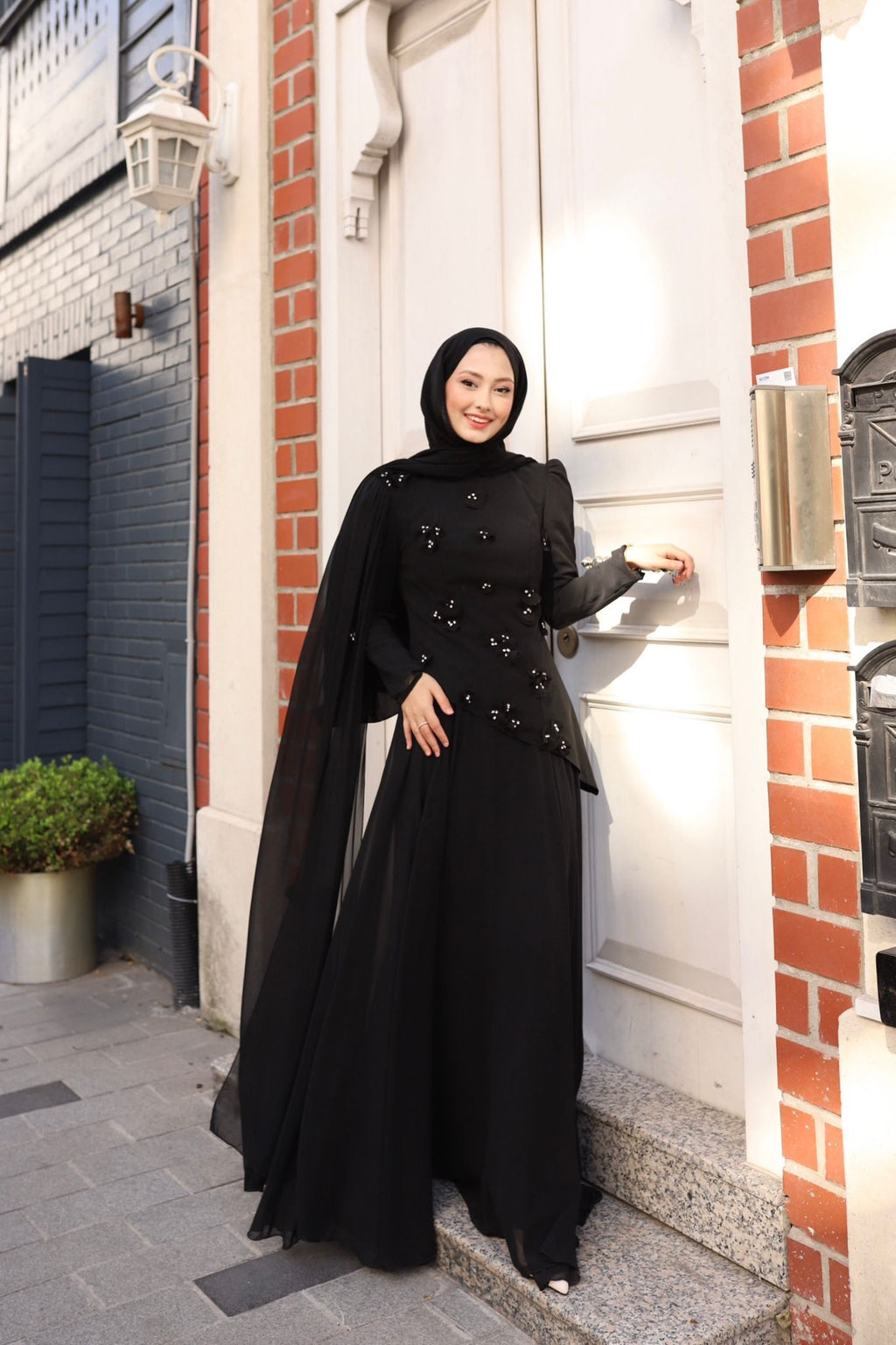 Gül detaylı  bella abaya-siyah