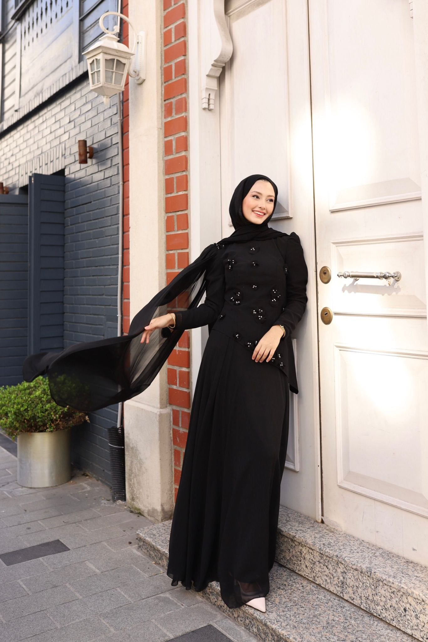 Gül detaylı  bella abaya-siyah
