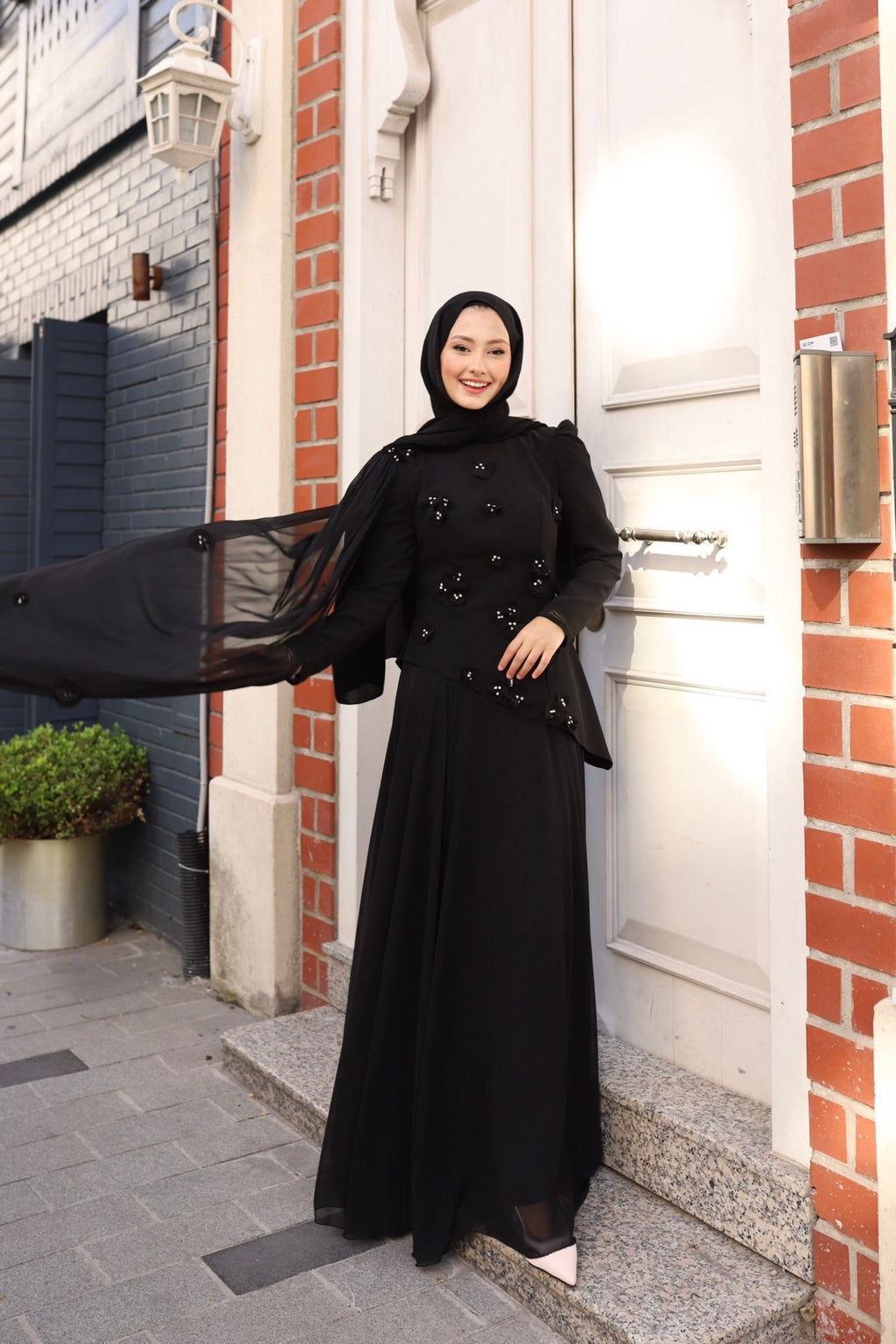 Gül detaylı  bella abaya-siyah