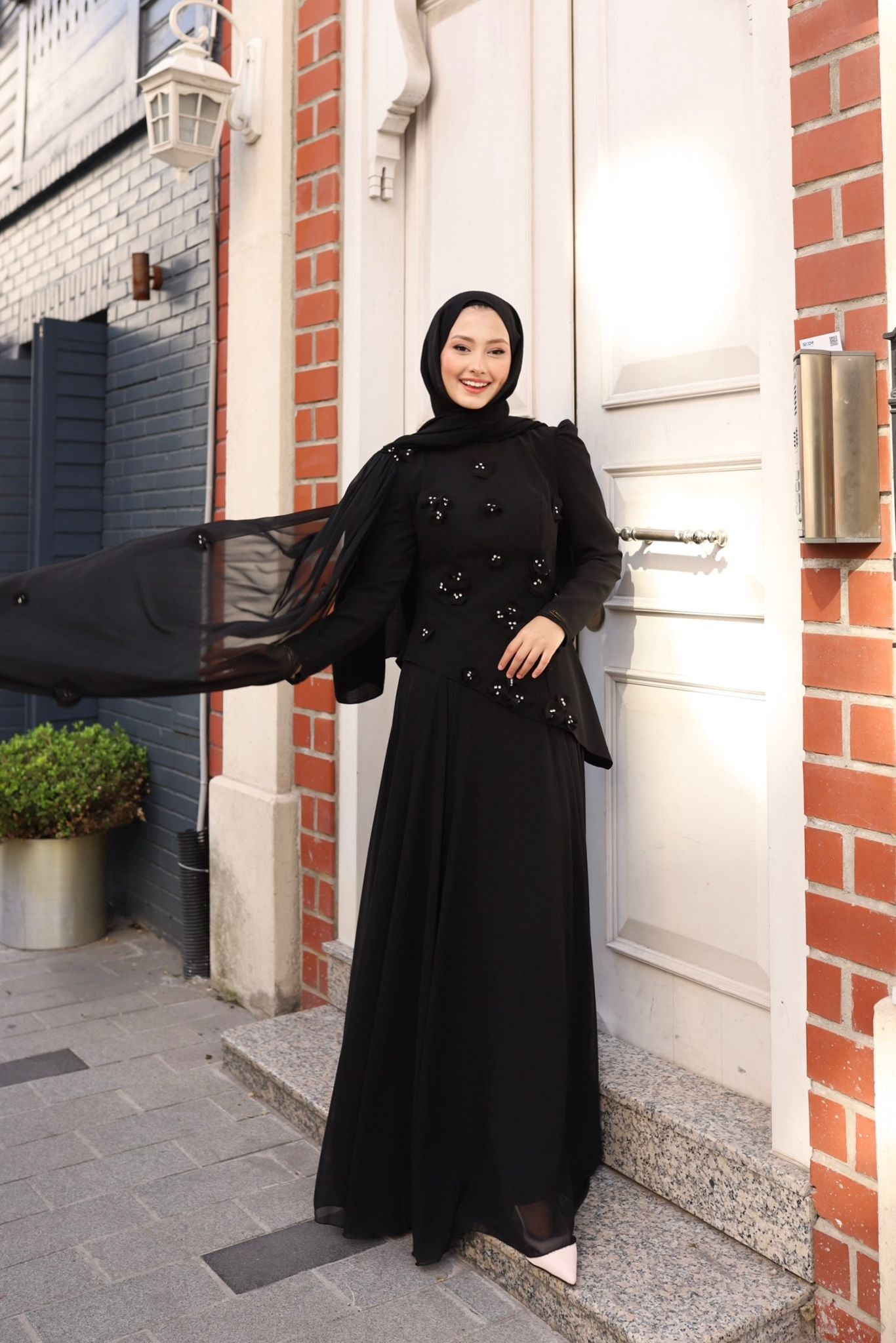 Gül detaylı  bella abaya-siyah