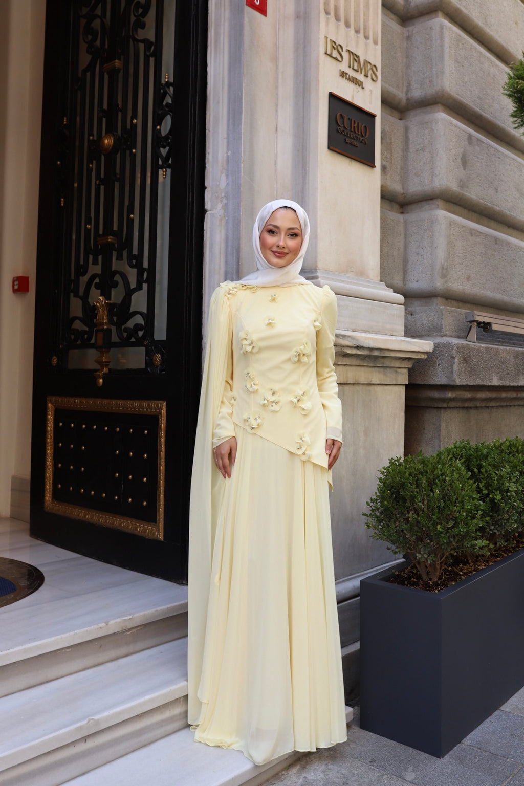 Gül detaylı  bella abaya-limon sarısı